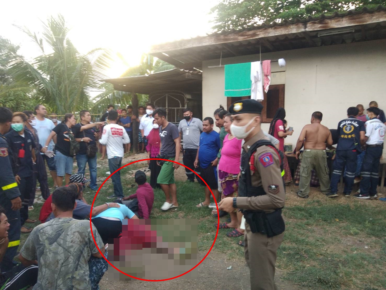 น้องมาเคลียร์ปัญหากับพี่ชายคนโตพูดตกลงกันไม่ได้ชักปืนยิงน้องดับ2ศพ