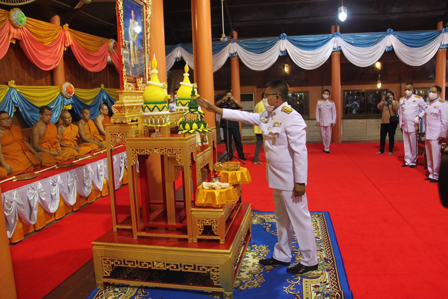 ในหลวง ร.10 พระราชทานเทียนพรรษาถวายแก่พระอารามหลวงวัดไชโยวรวิหาร อ่างทอง