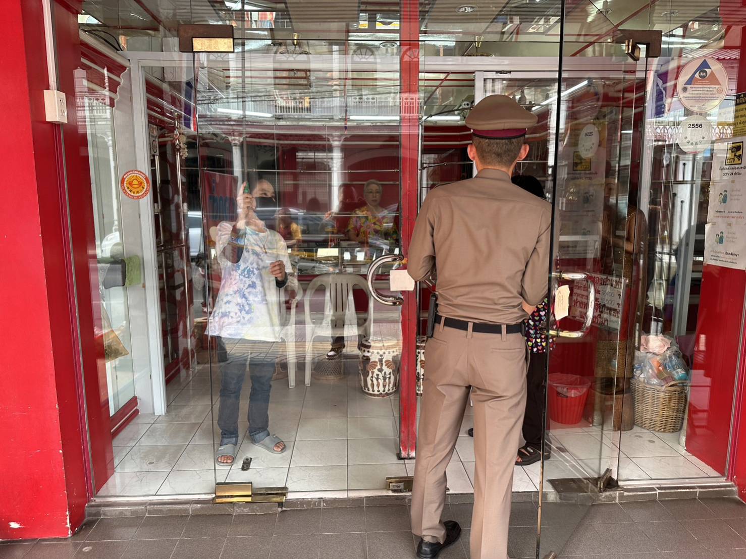 คนร้ายบุกเดี่ยวชิงทองได้ไป 1 สลึงถ้วนตำรวจเร่งตามล่า