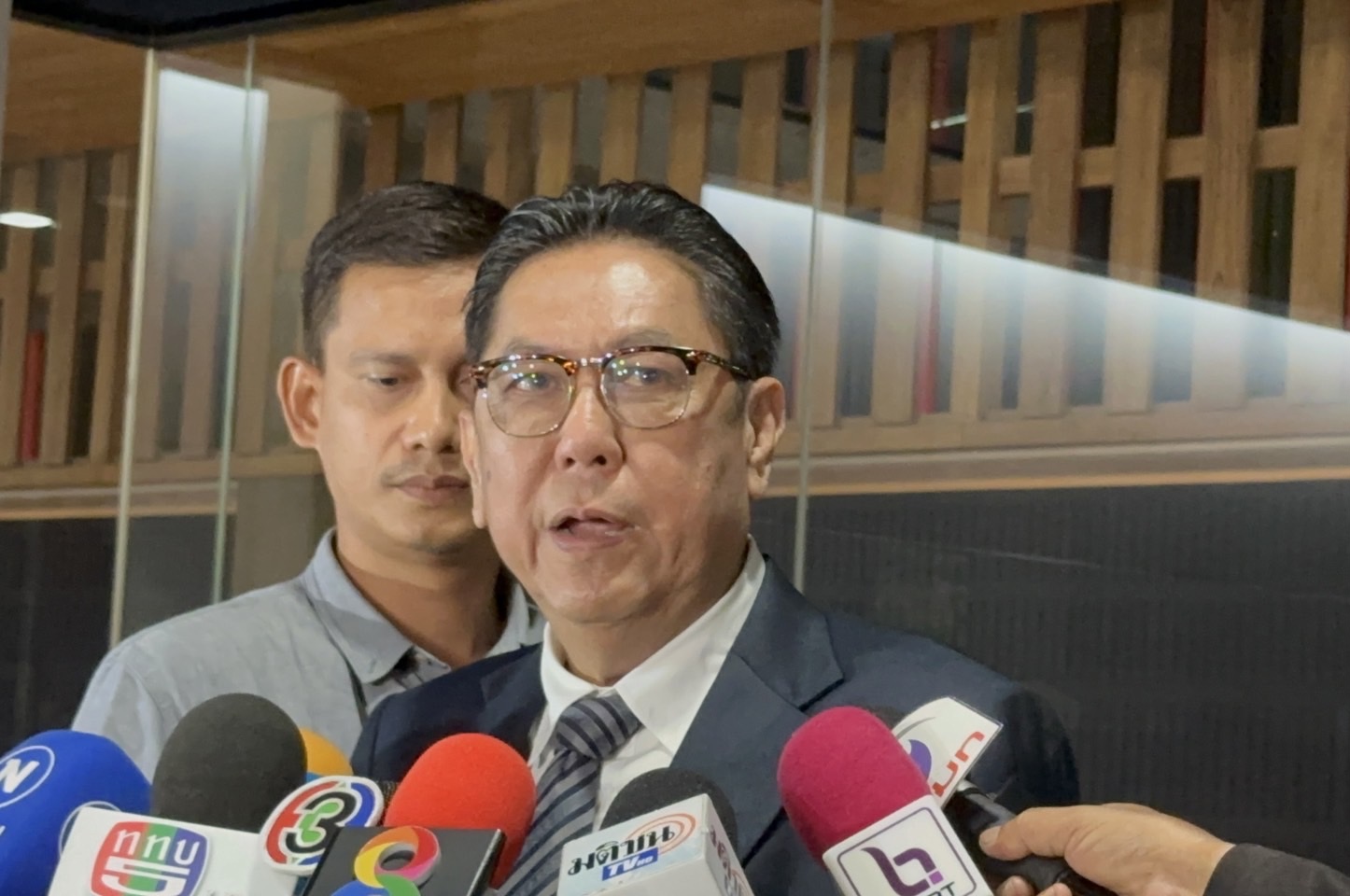 "วิสุทธิ์" ให้กำลังใจ "ก้าวไกล" รอดยุบพรรค ไม่อยากให้ซ้ำรอย "ทรท." ยัน "พท." ไม่คิดดูด สส. มั่นใจ "นายกฯ" ปลอดภัย
