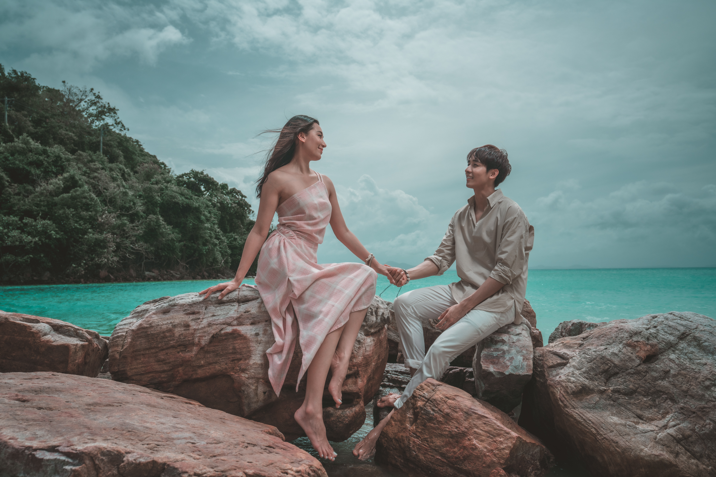 ทะเลเป็นสีชมพู! จัดเต็มภาพหวาน “ให้รักพิพากษา” อินเกาะพีพี “เบลล่า-กองทัพ พีค” หวานประชัน “พิ้งกี้-อู๋”