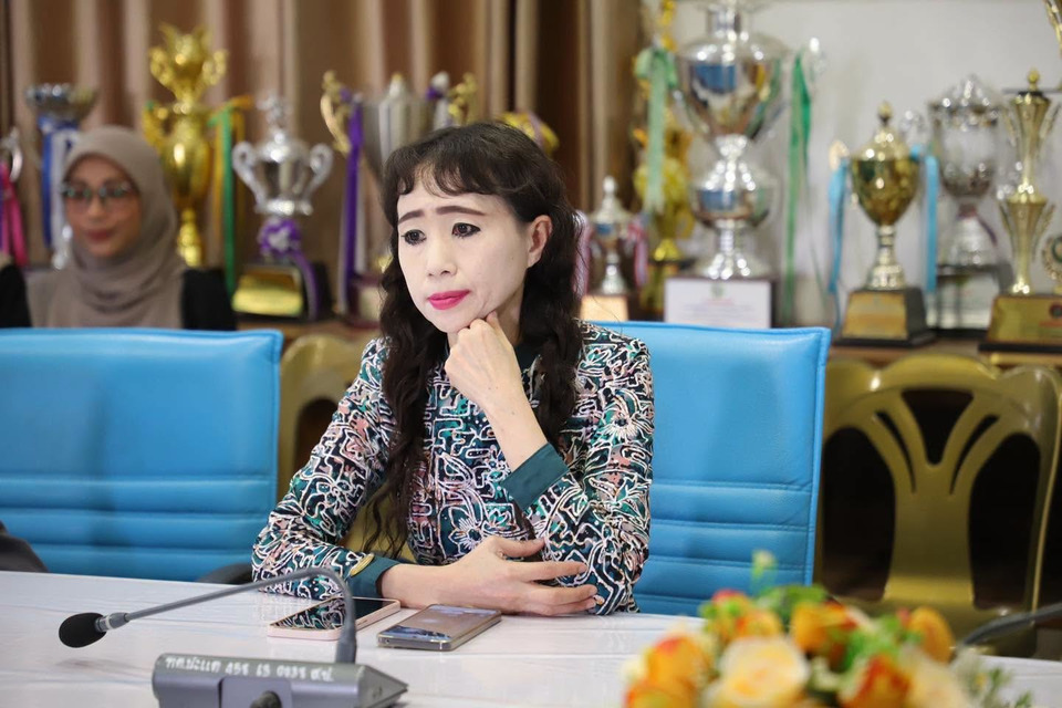ไวรัล 10 ล้านวิว! "หน.สำนักปลัดปะแต" แจงดราม่าเมกอัพสุดสะดุดตา ยันแต่งหน้าแบบนี้มา 10 ปี ผู้บริหารหนุนเต็มที่ ชี้เป็นโอกาสดันเพจสู่สาธารณะ