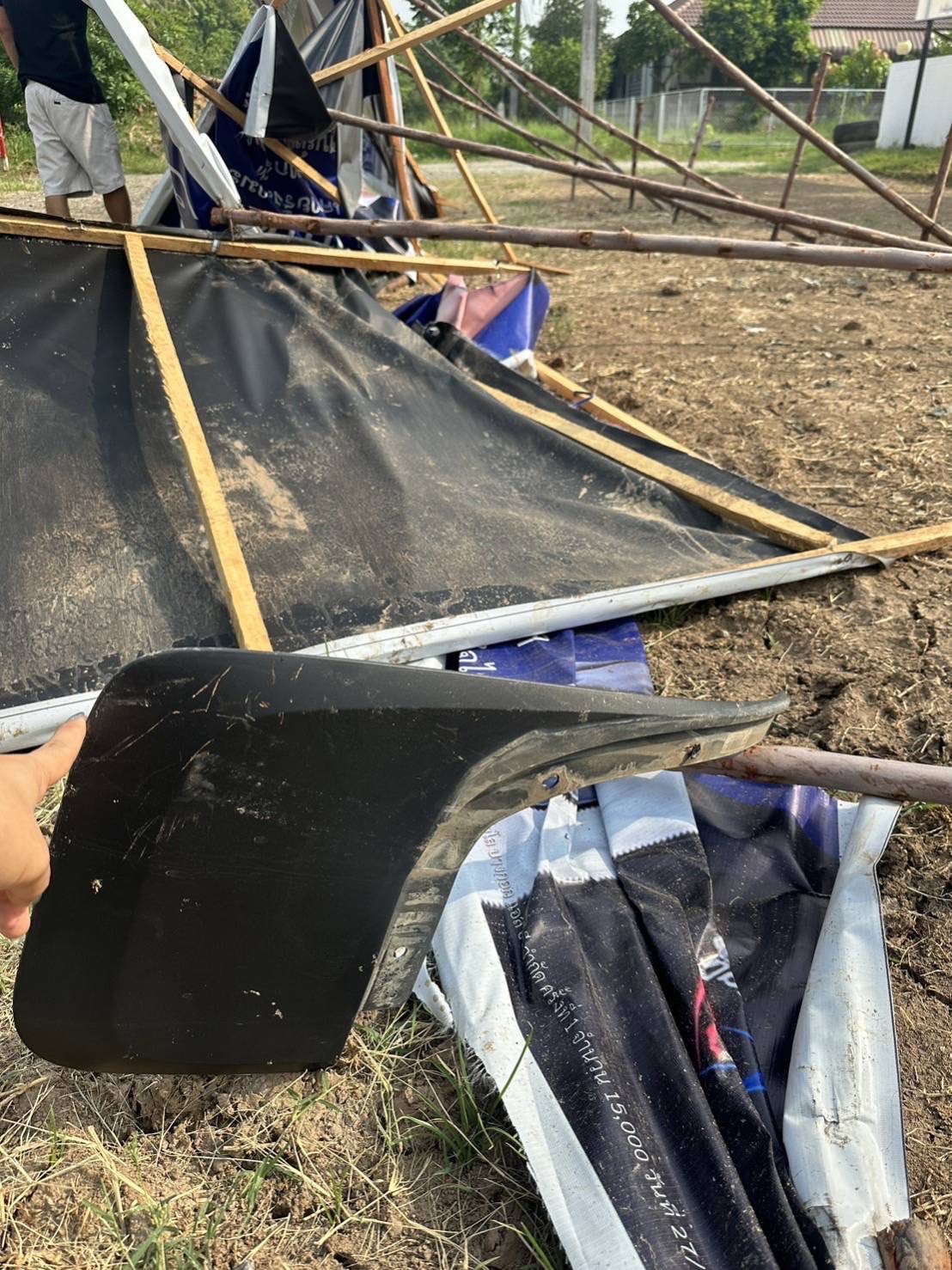 โค้งสุดท้ายเลือกตั้งเพชรบูรณ์เดือด! หนุ่มคลั่งขับรถกระบะพุ่งชนป้ายหาเสียงผู้สมัครพังยับเยิน