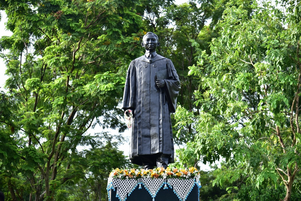 มหาวิทยาลัยมหิดล จัดพิธีวางพวงมาลาถวายราชสักการะพระราชานุสาวรีย์ สมเด็จพระมหิตลาธิเบศร อดุลยเดชวิกรม พระบรมราชชนก เนื่องในวันมหิดล 