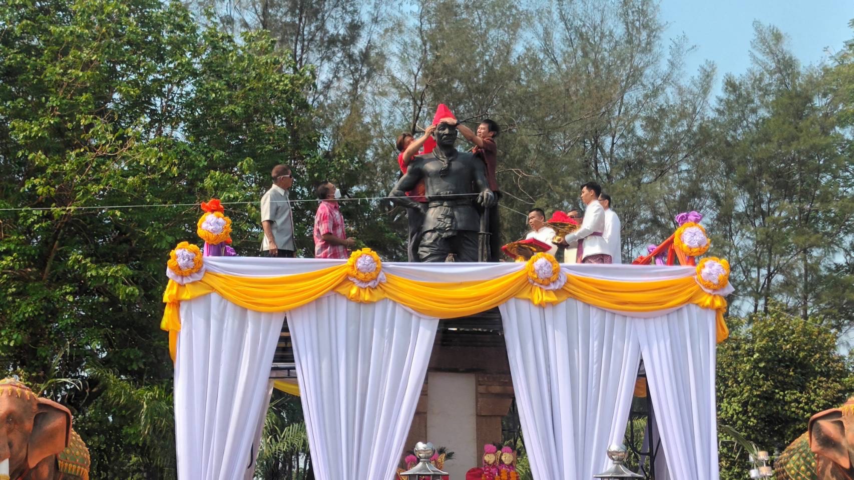 ชาวอำเภอรัตนบุรี ประกอบพิธีบวงสรวงพระศรีนครเตา ในเทศกาลงานลบุญบั้งไฟประจำปี 67
