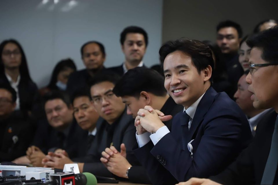 “อดีต อนค.- พท.” พร้อมใจแต่งดำเข้าสภา “พิธา” ยัน ยังทำงานร่วมฝ่ายค้านต่อ