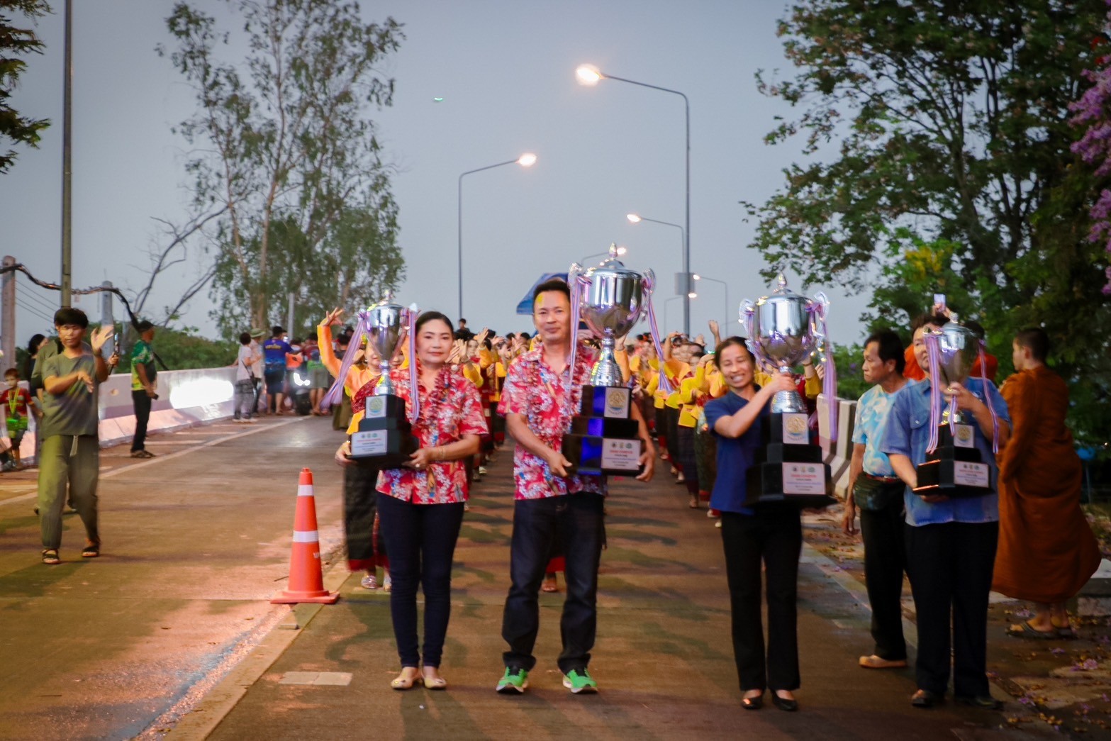 กลุ่มคนเลี้ยงควายลุ่มน้ำปาว 3อำเภอ  เชิญถ้วยรางวัลประกวดควายงาม ควายยักษ์ ครั้งที่ 1 จากฝั่งสหัสขันธ์ ไปยังหนองกุงศรี
