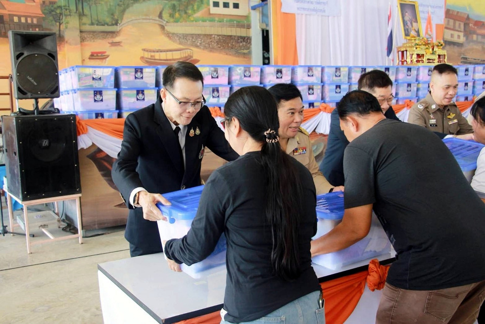  รองประธานสถาบันวิจัยจุฬาภรณ์ฯ เชิญสิ่งของพระราชทาน มอบให้แก่ประชาชนชาวอำเภอวิเศษชัยชาญ