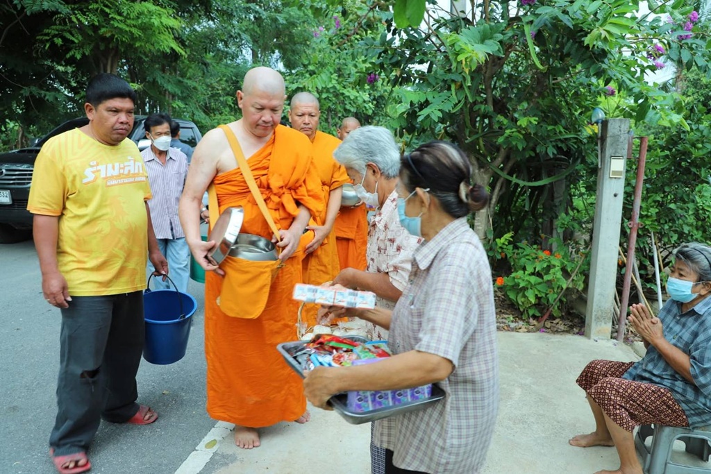 อบต.นรสิงห์ จัดตักบาตรพระอุปสมบทหมู่ ถวายพระราชกุศล ร.10
