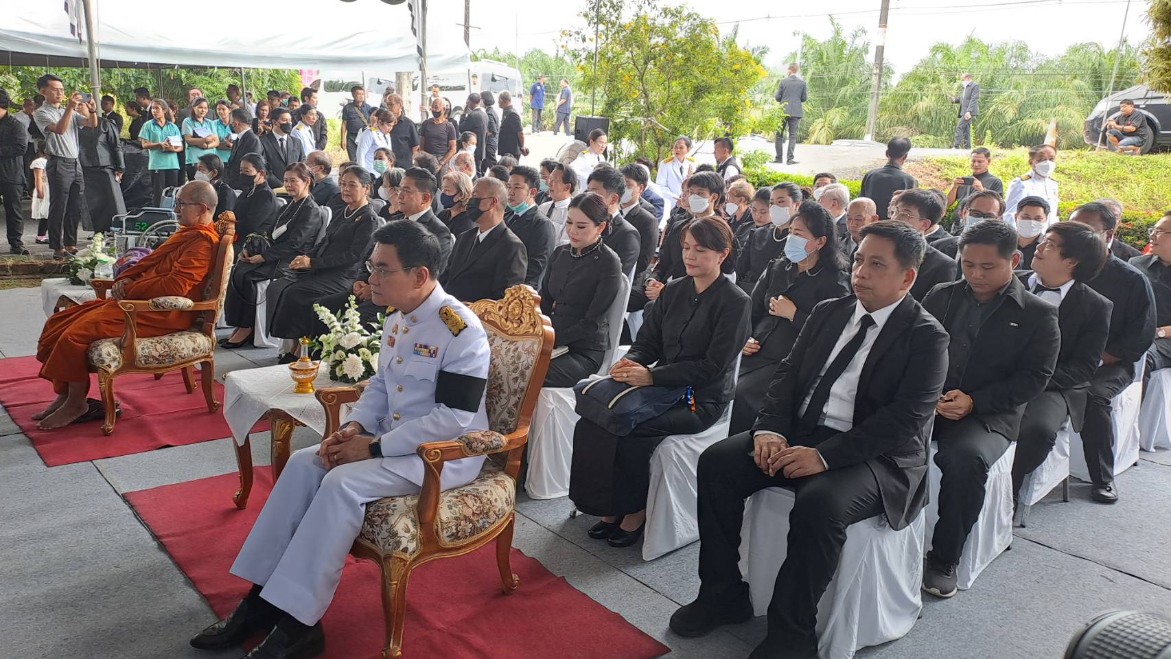 ในหลวงพระราชทานน้ำหลวงอาบศพคุณพ่อนายจุรินทร์  หัวหน้าพรรคประชาธิปัตย์ พระราชทานเพลิงวันที่10 พฤษภาคม  