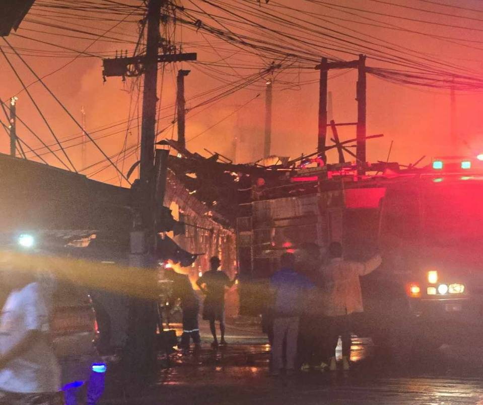 ไฟไหม้ตลาดท่าเกวียน ชุมชนอาคารไม้เก่าแก่พนมสารคาม เสียหายกว่า 20 คูหา