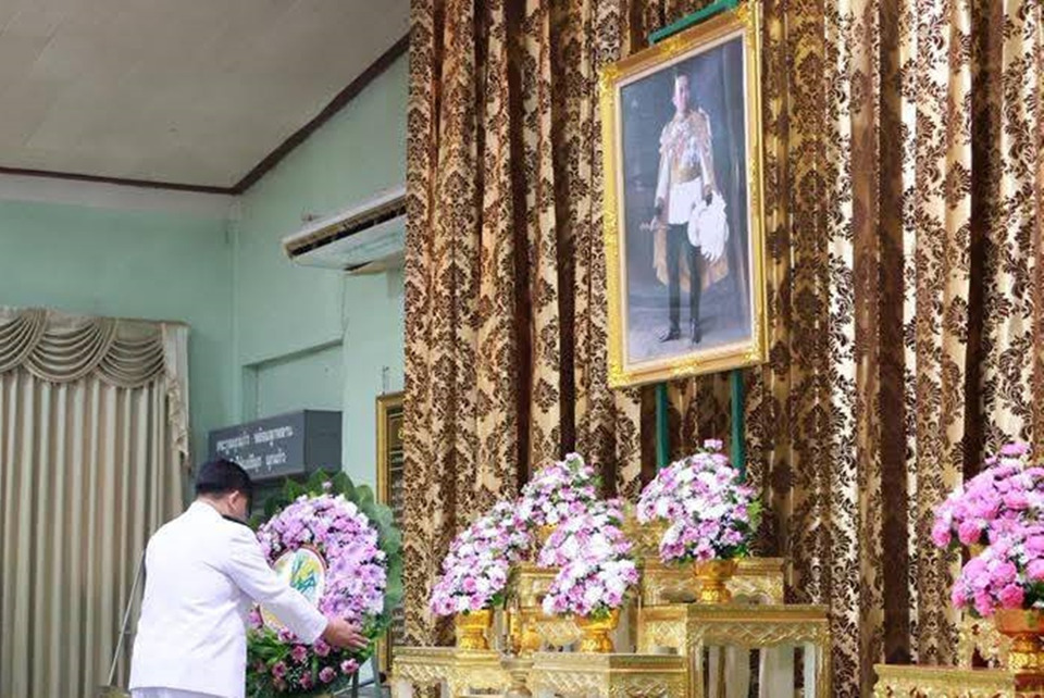 อ่างทองจัดพิธีทำบุญ–วางพวงมาลา เนื่องในวาระครบ 100 ปี วันสวรรคต ร.6 และวันประสูติ 100 ปี เจ้าฟ้าเพชรรัตนราชสุดาฯ