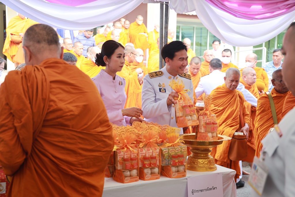 ผู้ว่าฯอยุธยา นำข้าราชการ พสกนิกรทุกหมู่เหล่า ร่วมพิธีทำบุญตักบาตร วันเฉลิมพระชนมพรรษา