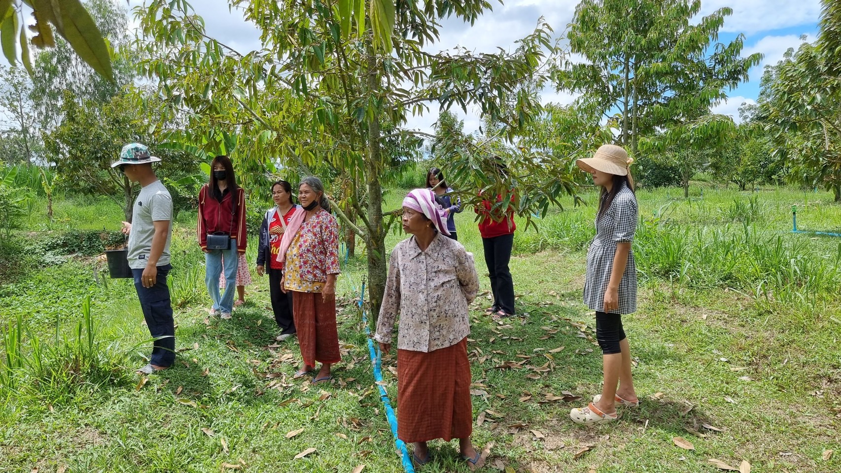 ไม่ต้องรอเกษียณ ตำรวจหัวใจเกษตรปลูกทุเรียน เลี้ยงปลา ทำสวนผสมผสานสร้างครอบครัวอยู่ดีมีสุข
