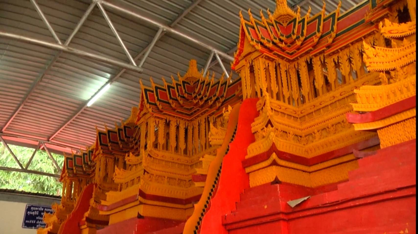 ช่างทำปราสาทผึ้งวัดสะพานศรี หวังคว้าถ้วยพระราชทานสมเด็จพระกนิษฐาธิราชเจ้าฯ
