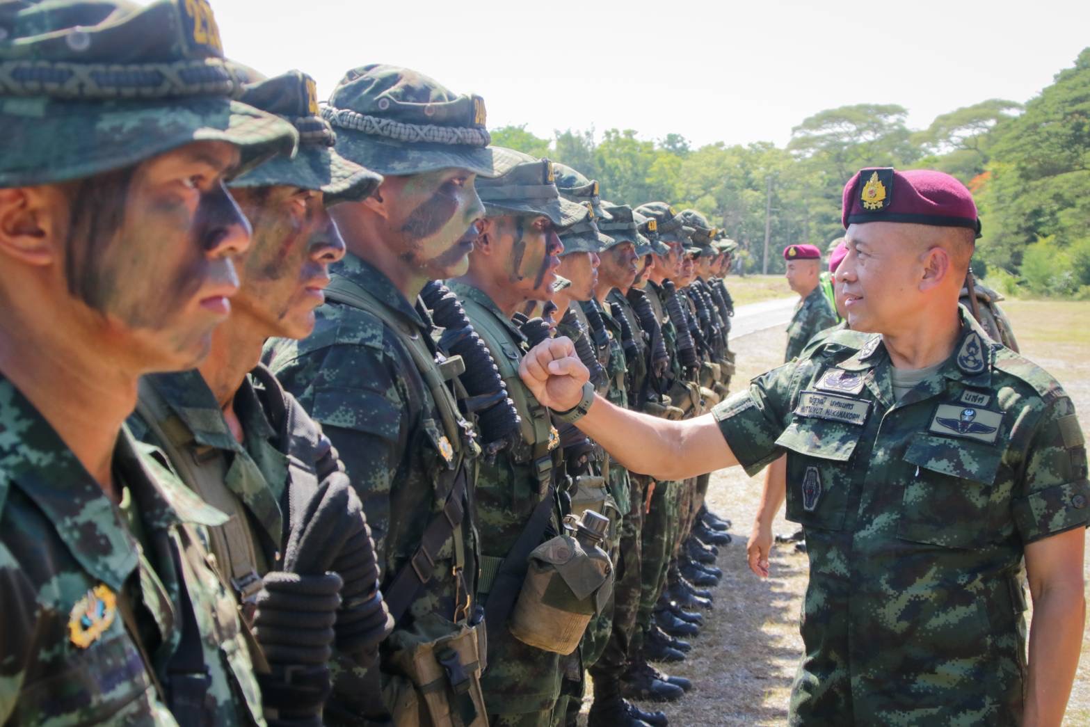 ผู้บัญชาการหน่วยบัญชาการสงครามพิเศษ ประดับเครื่องหมายแสดงขีดความสามารถ นักรบพิเศษ แก่ผู้สำเร็จหลักสูตร 