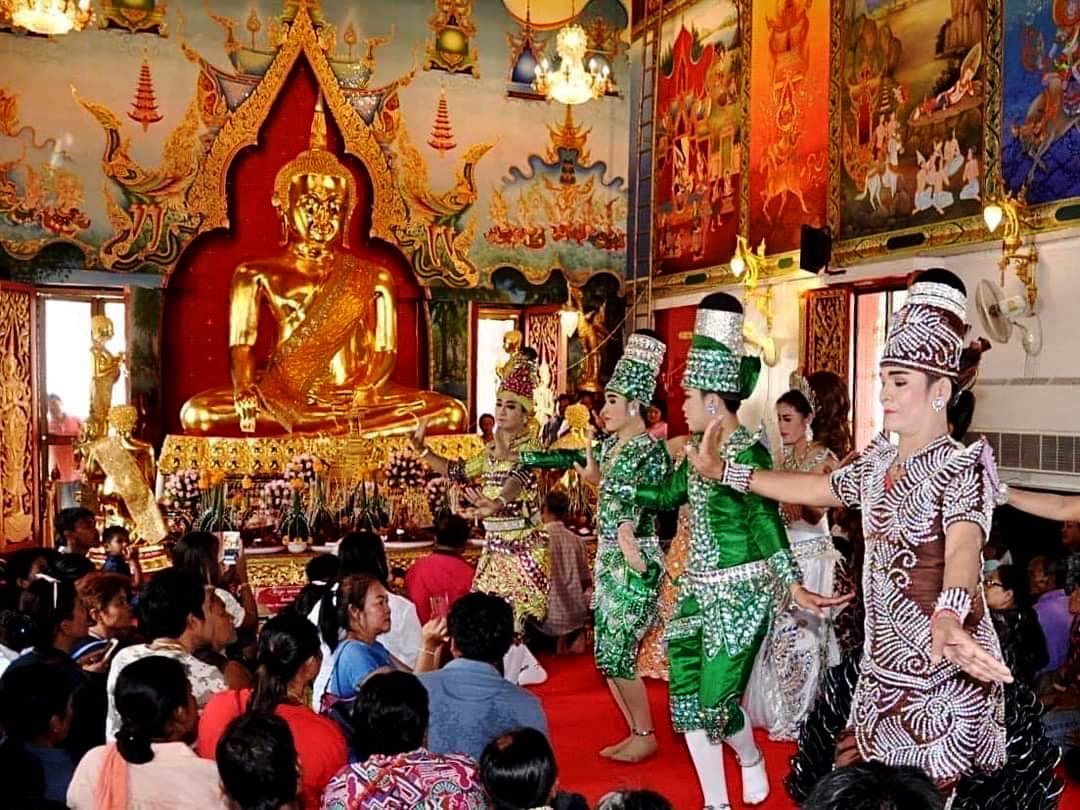 ชาวพิจิตร-นักท่องเที่ยว แห่ทำบุญวันมาฆบูชา มหกรรมลิเกแก้บนหลวงพ่อเหลือ วัดหงษ์