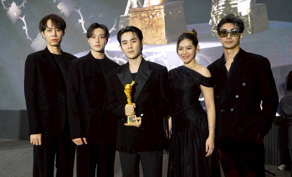 ยิ้มแก้มแตก “โต๋นแตร-ทินกร” ยกทัพนักแสดงซีรีส์ “ฉันคอยเธอ” รับรางวัล “ตรีเทพทองคำ” ครั้งที่ 2