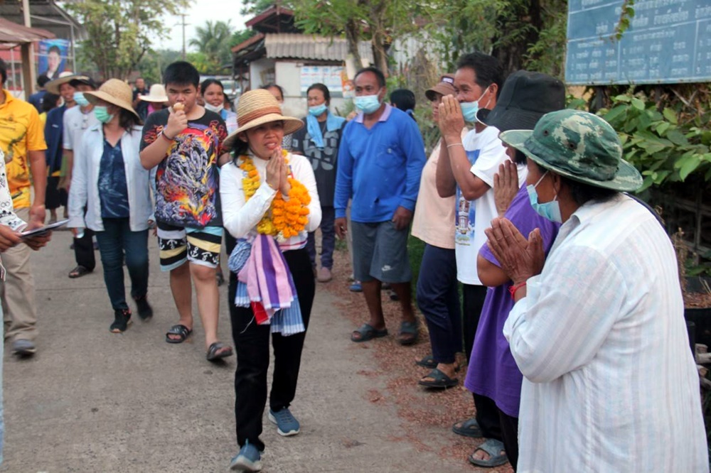 "สุภาพร สลับศรี" ผู้สมัคร ส.ส.ยโสธร เดินเคาะประตูบ้านขอคะแนนเสียงจาก ปชช. ท่ามกลางอากาศร้อน