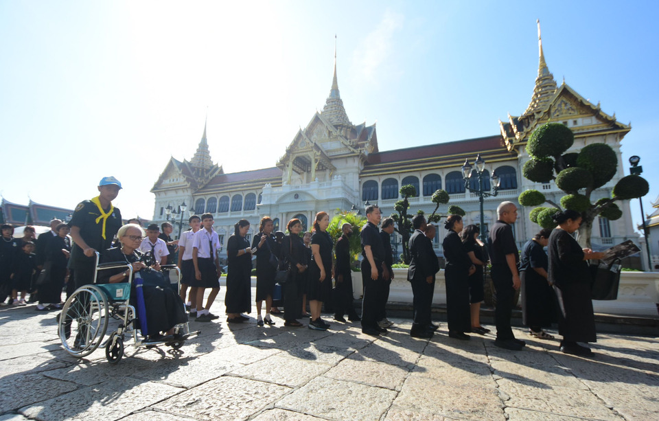 "ประชาชน" หลั่งไหลถวายสักการะพระบรมศพสมเด็จพระพันปีหลวง ณ ดุสิตมหาปราสาท กทม.ดูแลเข้มงวด–อำนวยความสะดวกเต็มที่