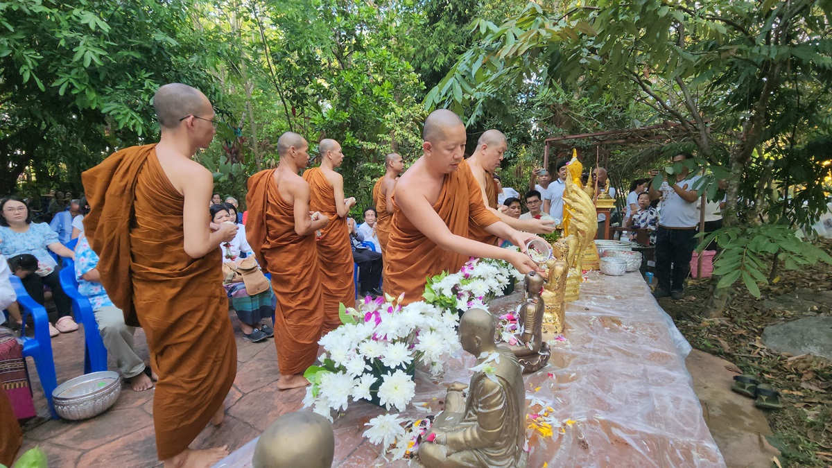 พุทธศาสนิกชนร่วมทอดผ้าป่ากองทุนบุญบวชพระและสรงน้ำพระภิกษุในประเพณีวันสงกรานต์วัดป่านันทบุรีญาณสังวราราม จังหวัดน่าน 