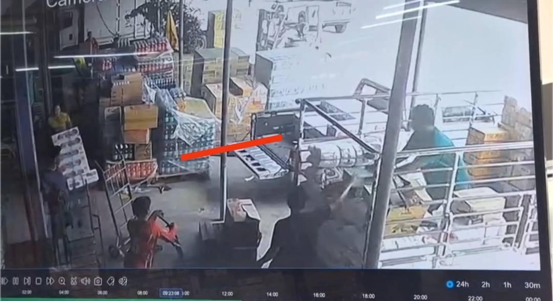 ลูกค้าขับกระบะมาซื้อปลากระป๋อง 37 ลังของร้านค้าอ้างว่าจะไปเติมลมก่อนจะชิ่งหนีสูญเงินไป 60,000 กว่าบาท