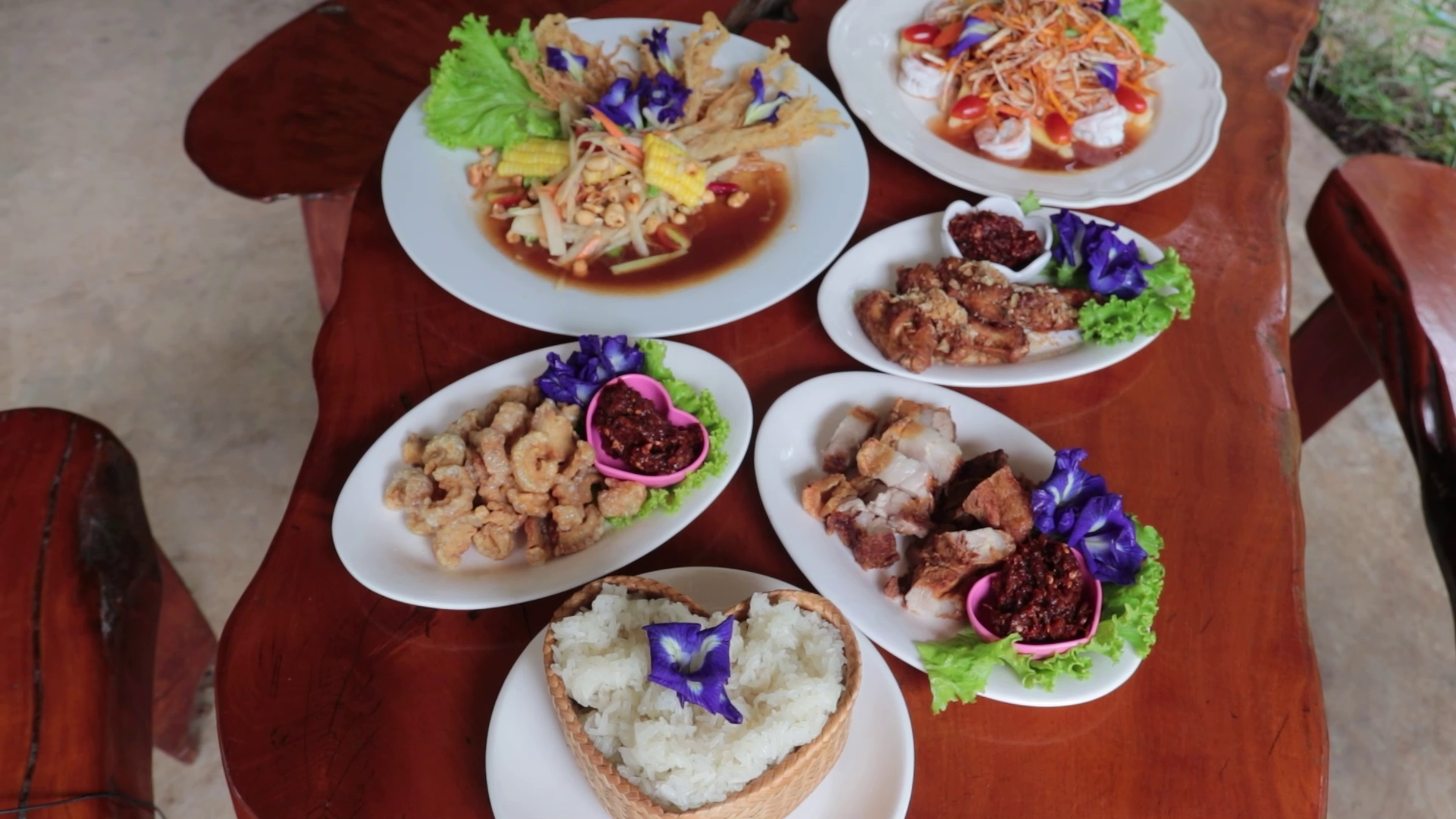 ชุมพร "ครัวดอนรวบ" กับเมนูอาหารแปลกของไทยทรงดำ เมนูส้มตำที่ไม่เหมือนใคร  แจ่วเอือดด้านที่ต้องลอง