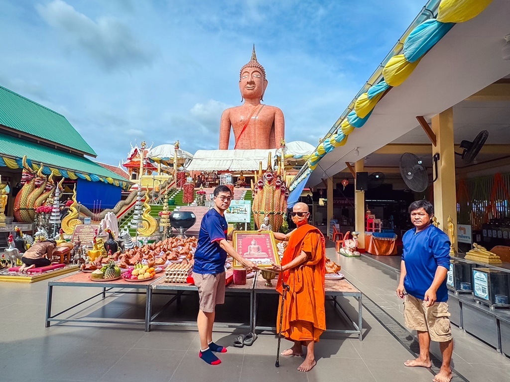 โสดมา 4 ปี!! หนุ่ม 26 ปี ขนหัวหมู-ไข่ แก้บน "หลวงพ่อสมหวัง" หลังขอให้ได้เมียและลูก