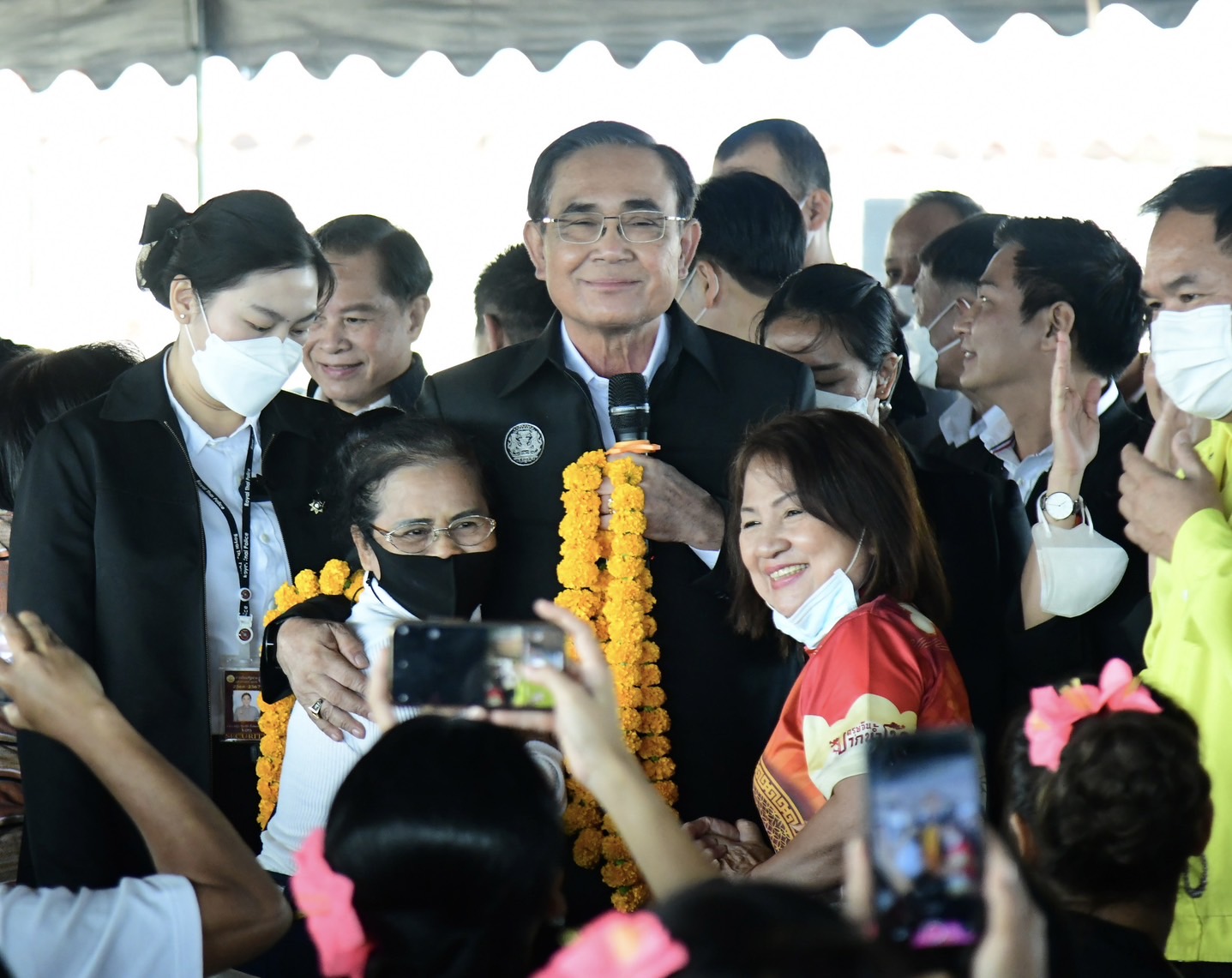 "นายกฯ" ยกคณะลุยนครสวรรค์ เครื่องบินขัดข้อง มาสายครึ่งชม. ดีใจเห็นยิ้มสยาม ขอทุกคนรัก สามัคคี อย่าขัดแย้ง