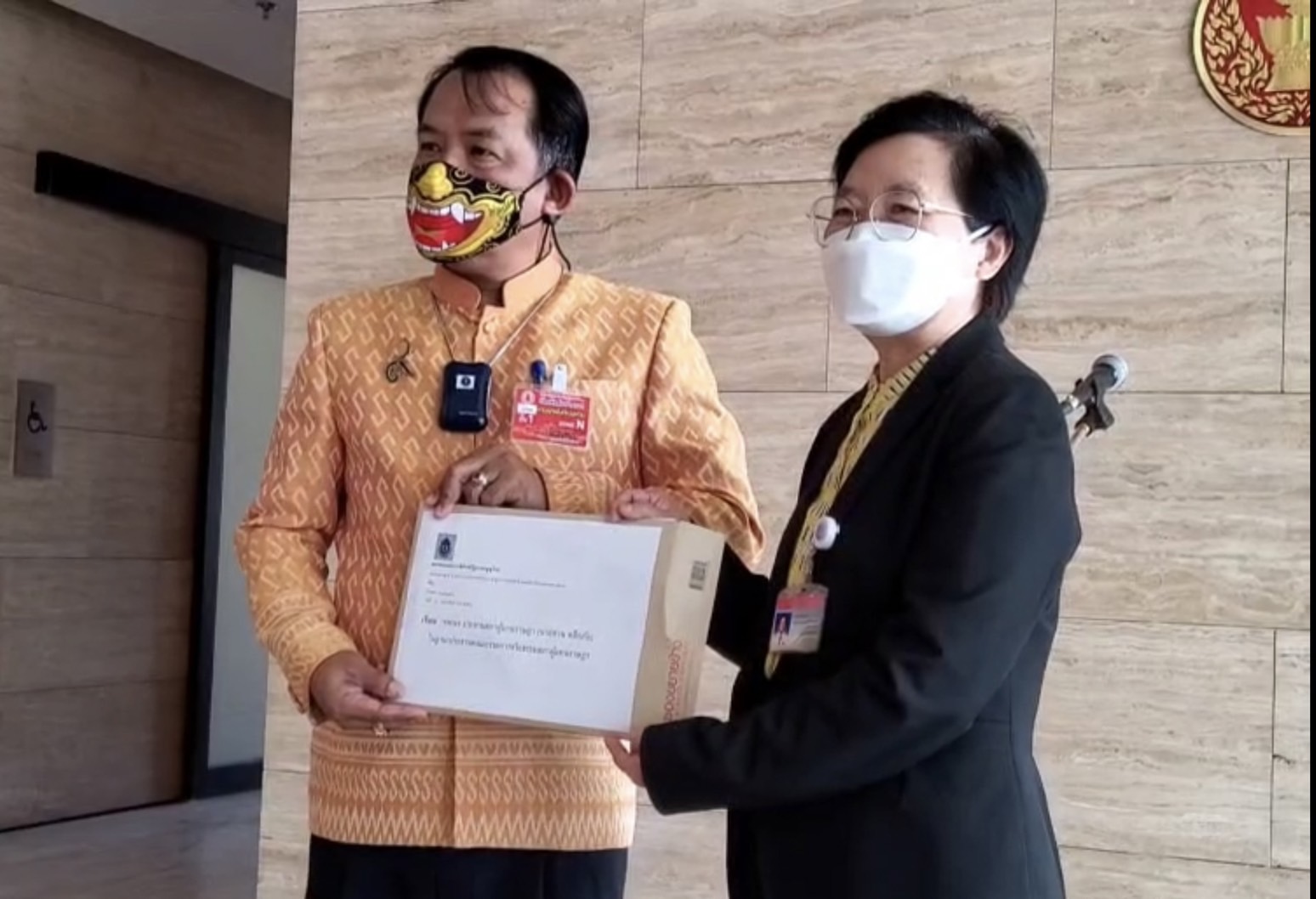 "ศรีสุวรรณ" บุกสภาฯร้อง "ชวน" สอบ "รองปธ.สภาฯ" คนที่สอง ปมตั้งอดีตนักโทษมาเป็นผช.เลขา ส่อผิดจริยธรรมร้ายแรง