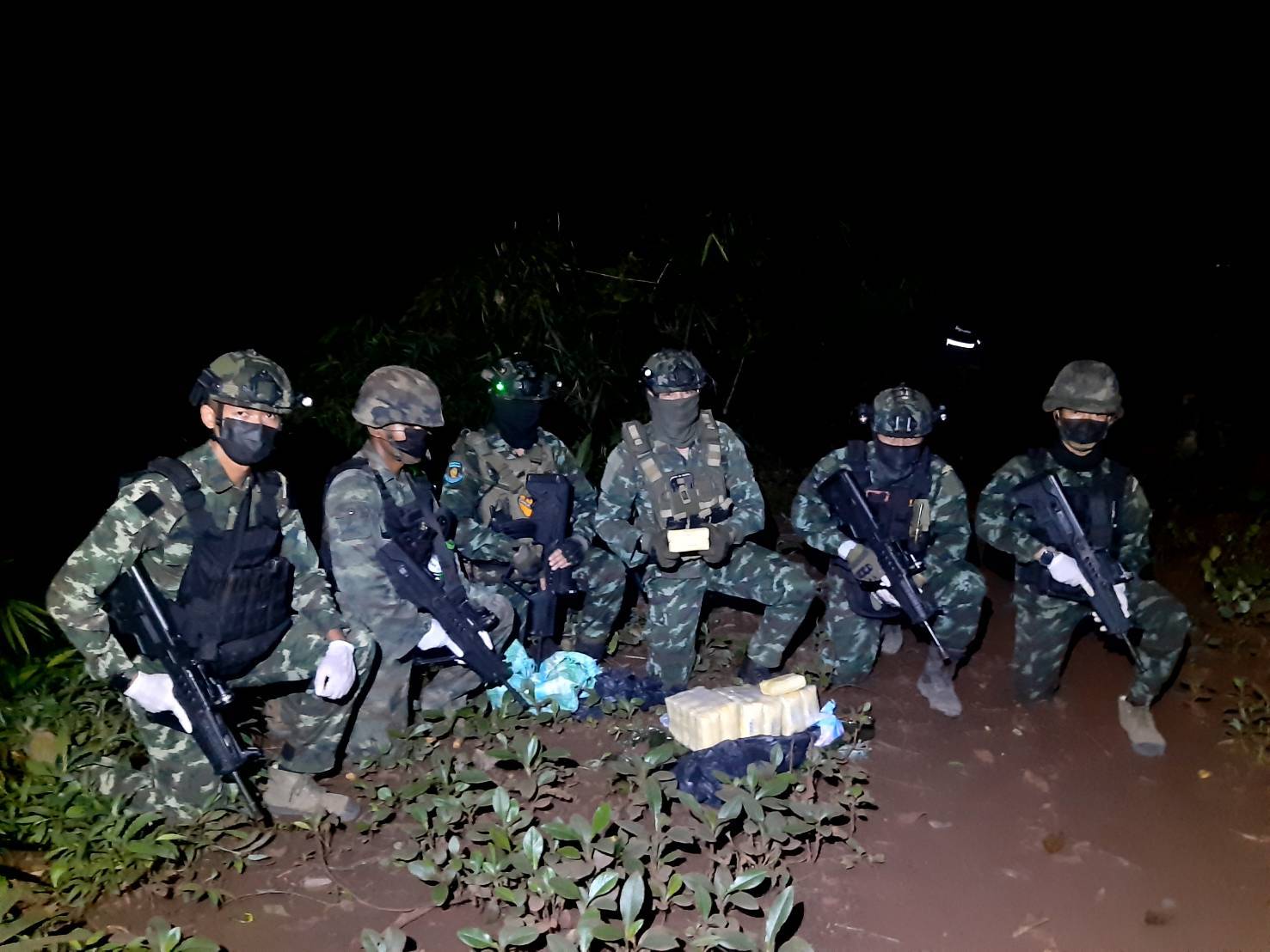 แก๊งขนยาบ้าเผ่นป่าราบ ทหารม้าผาเมือง ยึดยาบ้า 64,000 เม็ด
