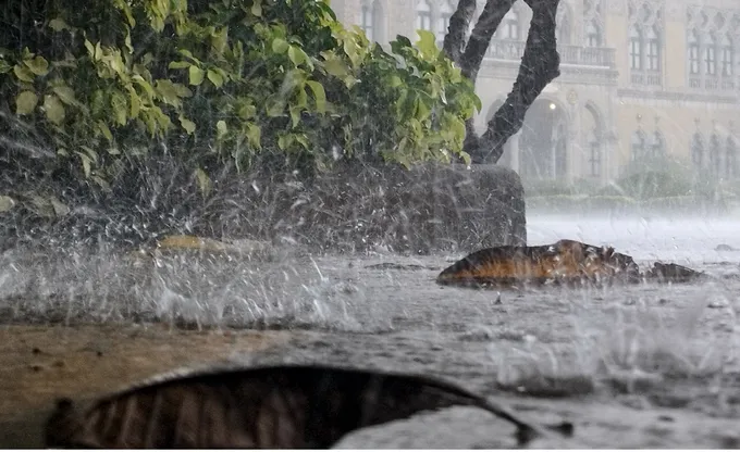 พิษฝนตกตลอดคืน บางขุนเทียน หนัก 133 มม. น้ำท่วม 9 จุด