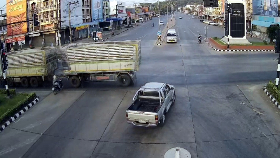 สยองสุพรรณบุรี! รถพ่วงฝ่าไฟแดงชนยายวัย 72 ดับกลางแยก ก่อนเร่งเครื่องหลบหนี