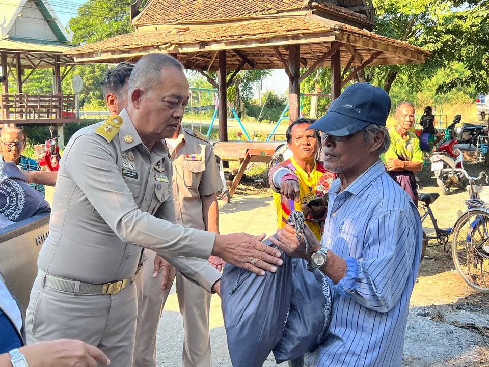 เทศบาลป่าโมกเร่งดูแลปชช.ลงพื้นที่มอบถุงยังชีพหลังผนังกั้นเจ้าพระยาแตกน้ำท่วมหลายชุมชน