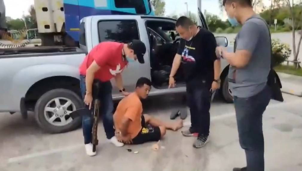 สุดระทึก ตร.ล่อซื้อยาไอซ์ จับได้คารถ เตรียมจำหน่ายวัยรุ่นในพื้นที่