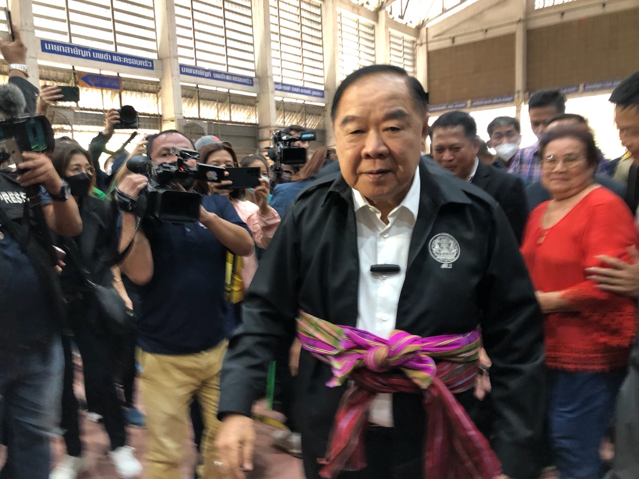 “ประวิตร” เผย “อิทธิพล คุณปลื้ม” ไม่อยู่ พปชร.แล้ว ชี้ “สนธยา” เปิดตัวร่วมพรรคเพื่อไทย บอกไม่เป็นไรของใครของมัน