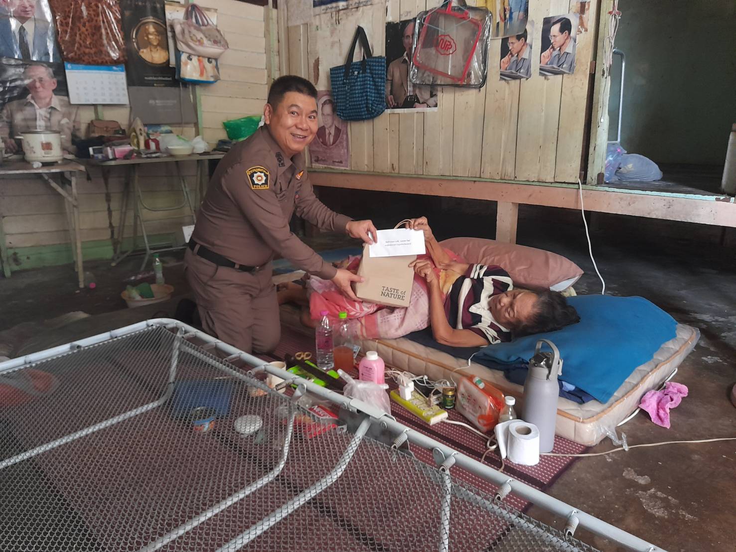 รองผู้การฯ เพชรบุรีนำจิตอาสาตรวจเยี่ยมผู้ป่วยชุมชนวัดเกาะ