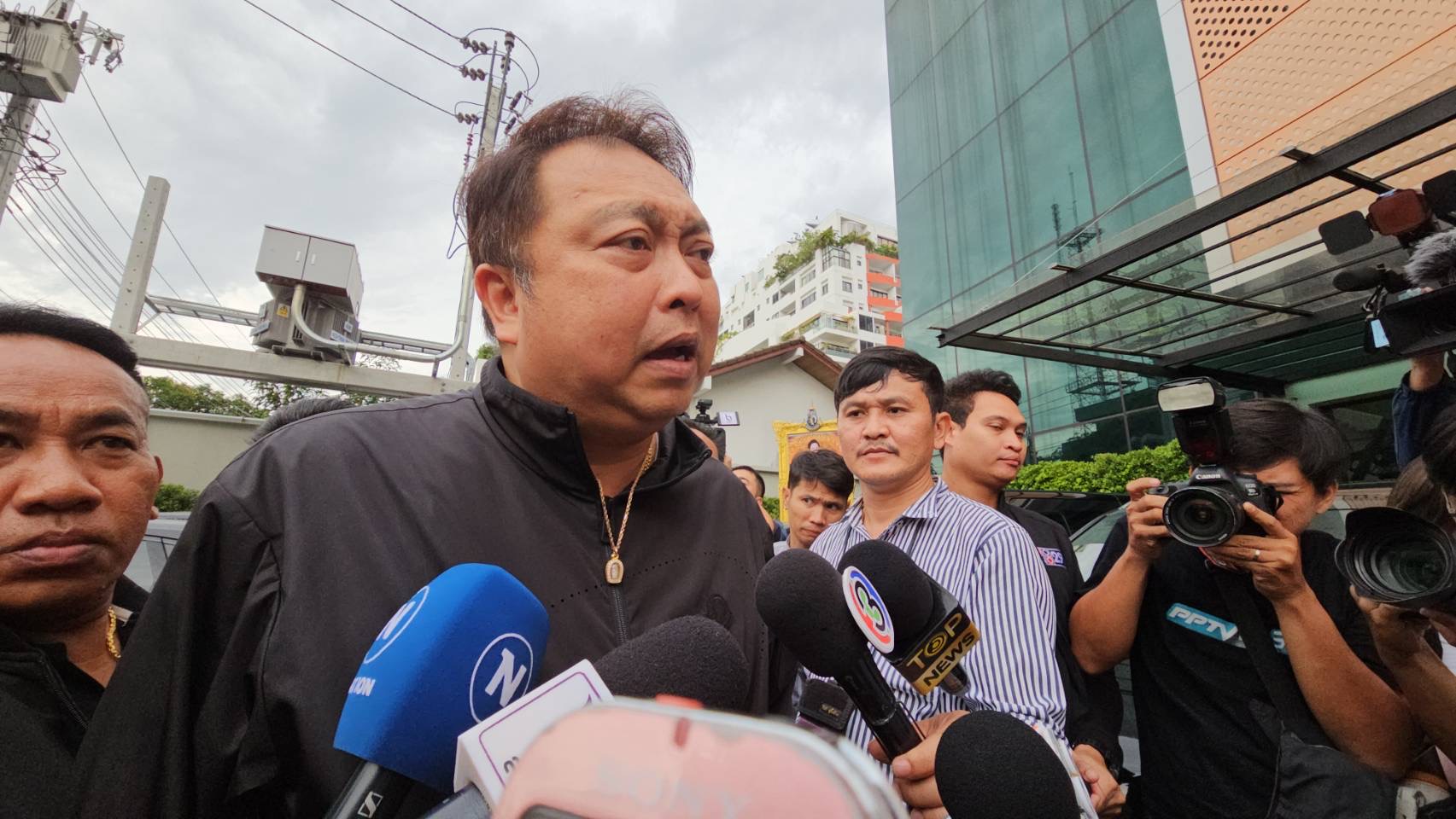 "สุชาติ" โยน "หัวหน้า-เลขาฯรทสช. " เจรจาร่วมรัฐบาล ย้ำไม่จับมือพรรคมีความคิดสุดโต่ง รอศาลพิจารณาก่อน ค่อยคุยโหวตนายกฯ 