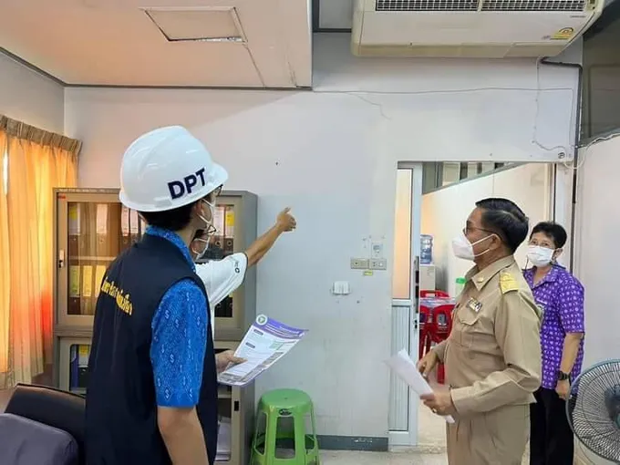 โรงพยาบาลบางกระทุ่ม  พบรอยร้าว 16 จุด แต่ยังให้บริการ ปชช.ได้ตามปกติ
