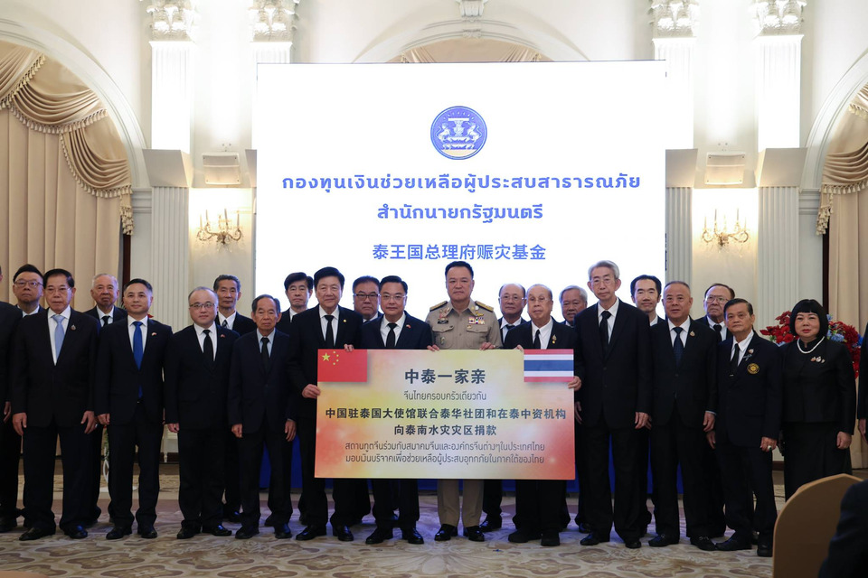 นายกฯ ขอบคุณ เอกอัครราชทูตจีนฯ - รพ.เทียนฟ้ามูลนิธิ มอบเงินบริจาคผู้ประสบอุทกภัยใต้ บอกจีน-ไทยใช่อื่นไกลพี่น้องกัน