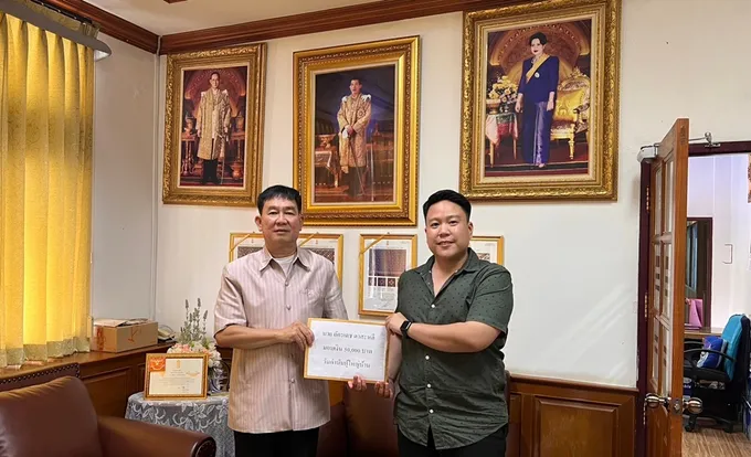 "พ่อเลี้ยงหล้า" นักธุรกิจสายบุญ มอบเงิน 5 หมื่นบาท ให้ นอภ.แม่สอด สนับสนุนวันกำนัน-ผู้ใหญ่บ้าน