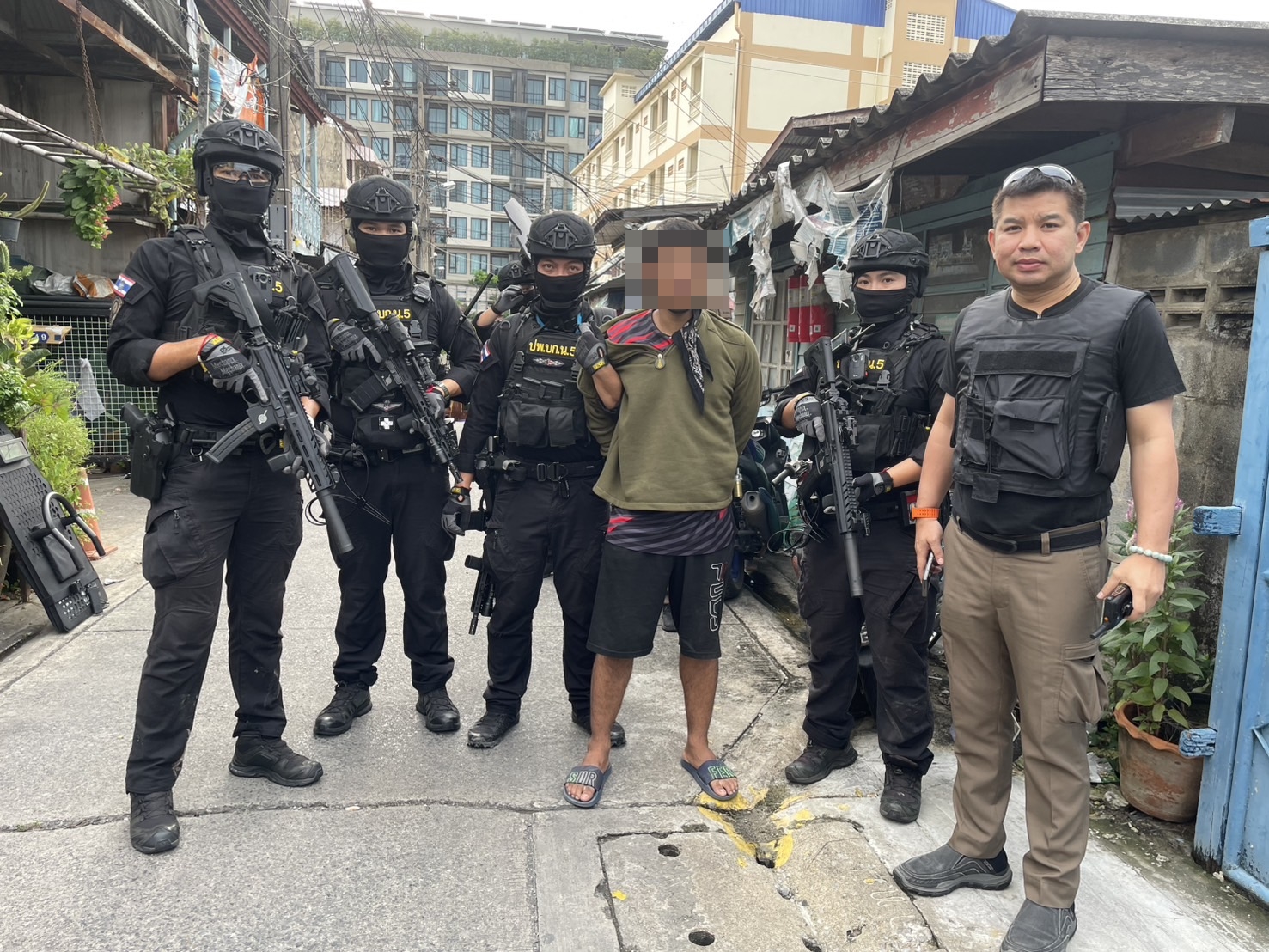ตร.คลองตัน-ชุด ปพ.บก.น.5 บุกรวบหนุ่มหลอนยาคลั่งยิงปืนในบ้าน อ้างไม่ได้ลั่นไก