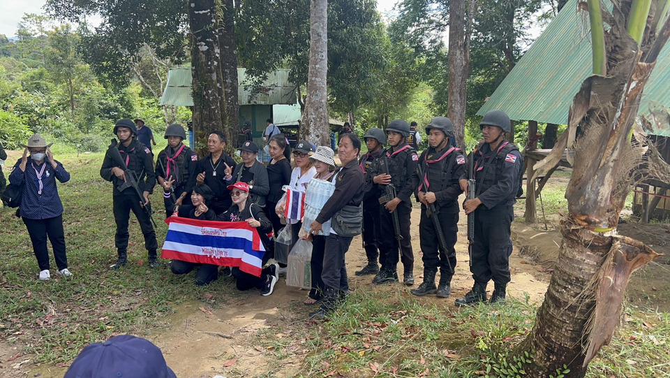 คนไทยรักชาตินับร้อย บุกให้กำลังใจทหารนาวิกโยธินตราด ที่บ้าน 3 หลัง พื้นที่พิพาทชายแดนไทย-กัมพูชา 