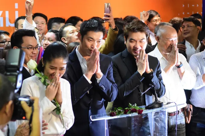"ธนาธร" ควง "ปิยบุตร" แถลงขอบคุณปชช. หลังรอดยุบพรรคคดีล้มล้างการปกครอง