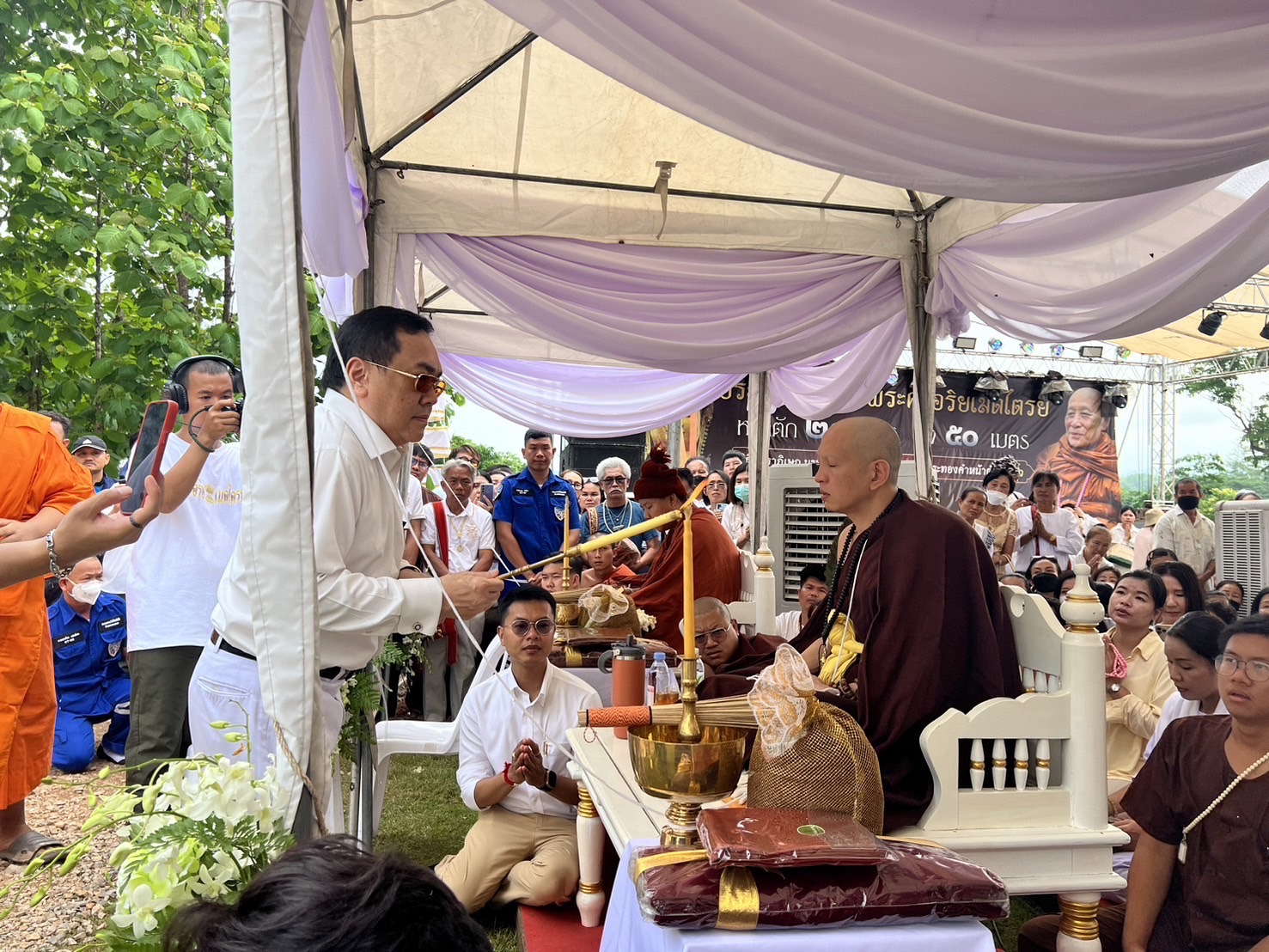 สุดยอดพิธีแห่งปี ! “สว.อุปกิต” ประธานฝ่ายฆราวาส สมโภช พระศรีอริยเมตไตรย สถานปฏิบัติธรรมหลวงตาม้า จ.ลำปาง