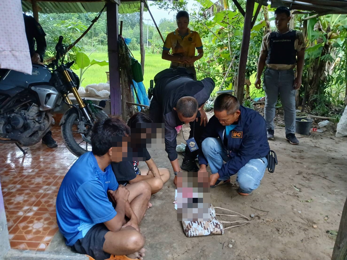 ทหารพรานบุกจับสองผัวเมียทาสยาบ้าคาบ้านในพื้นที่บ้านดอนบากจัดโปรขาย 3 เม็ด 100 บาท