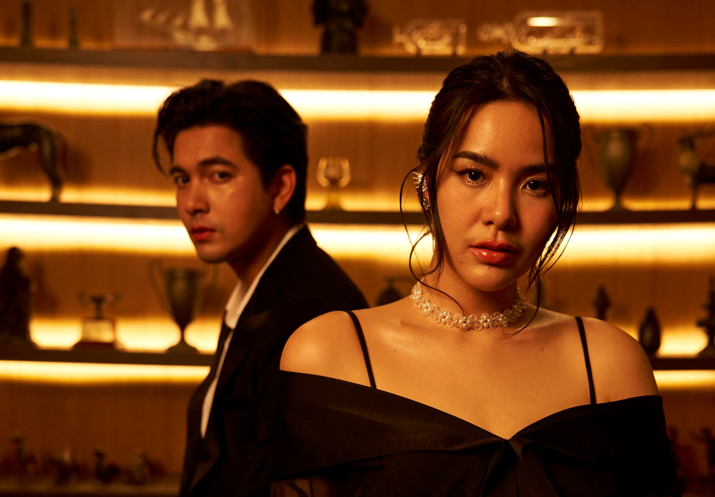 ฮอตติดเทรนด์! "มีนตรา" ทุ่มสุดตัว ประชันบท “เข้ม หัสวีร์” ร้ายสุดขั้ว! ใน MV เพลง กรวดน้ำตา 