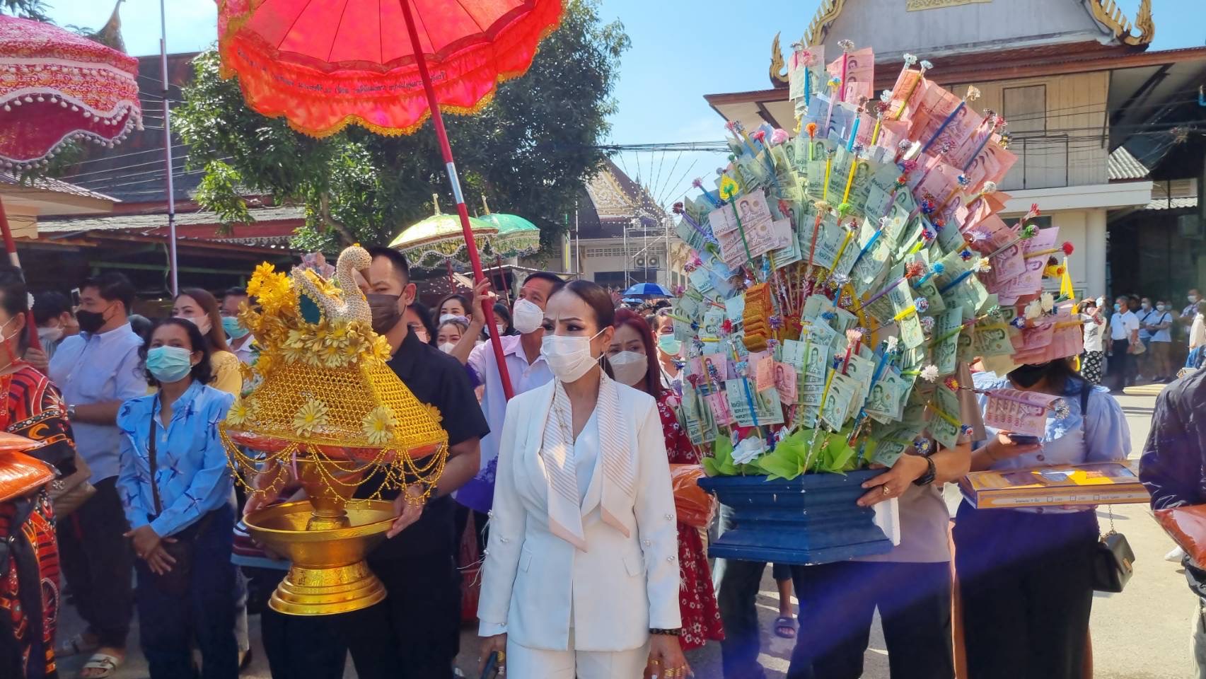 ศรัทธาล้นวัด! งานบุญกฐินวัดลำกะดาน คึกคัก ผอ.ฟ้า นางฟ้าสายบุญถวายปัจจัย 2 แสนกว่าบาท