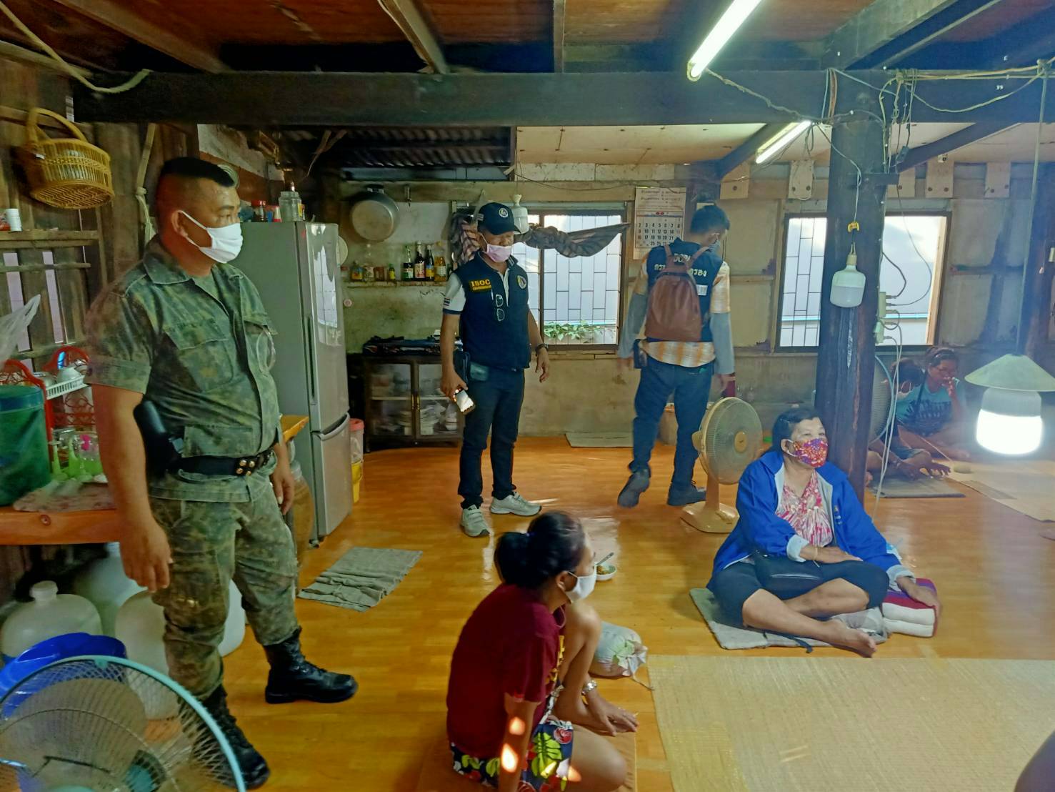 บุกจับวงไพ่ผ่องไทย อสม.บางปะกง เปิดเย้ย พรก.ฉุกเฉิน