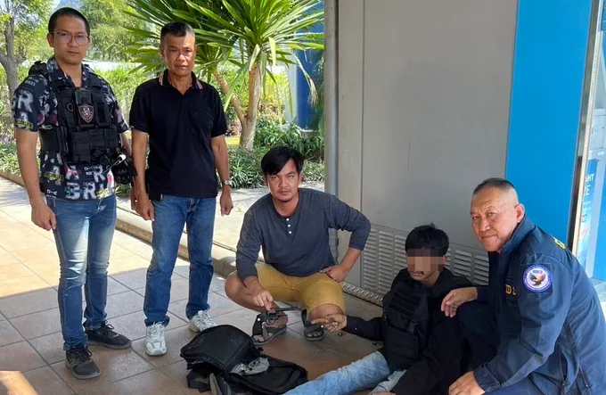 รวบหนุ่มเบญจเพสขายปืนออนไลน์ ล่อซื้อคาบ้าน ยึดอาวุธไทยประดิษฐ์เพียบ